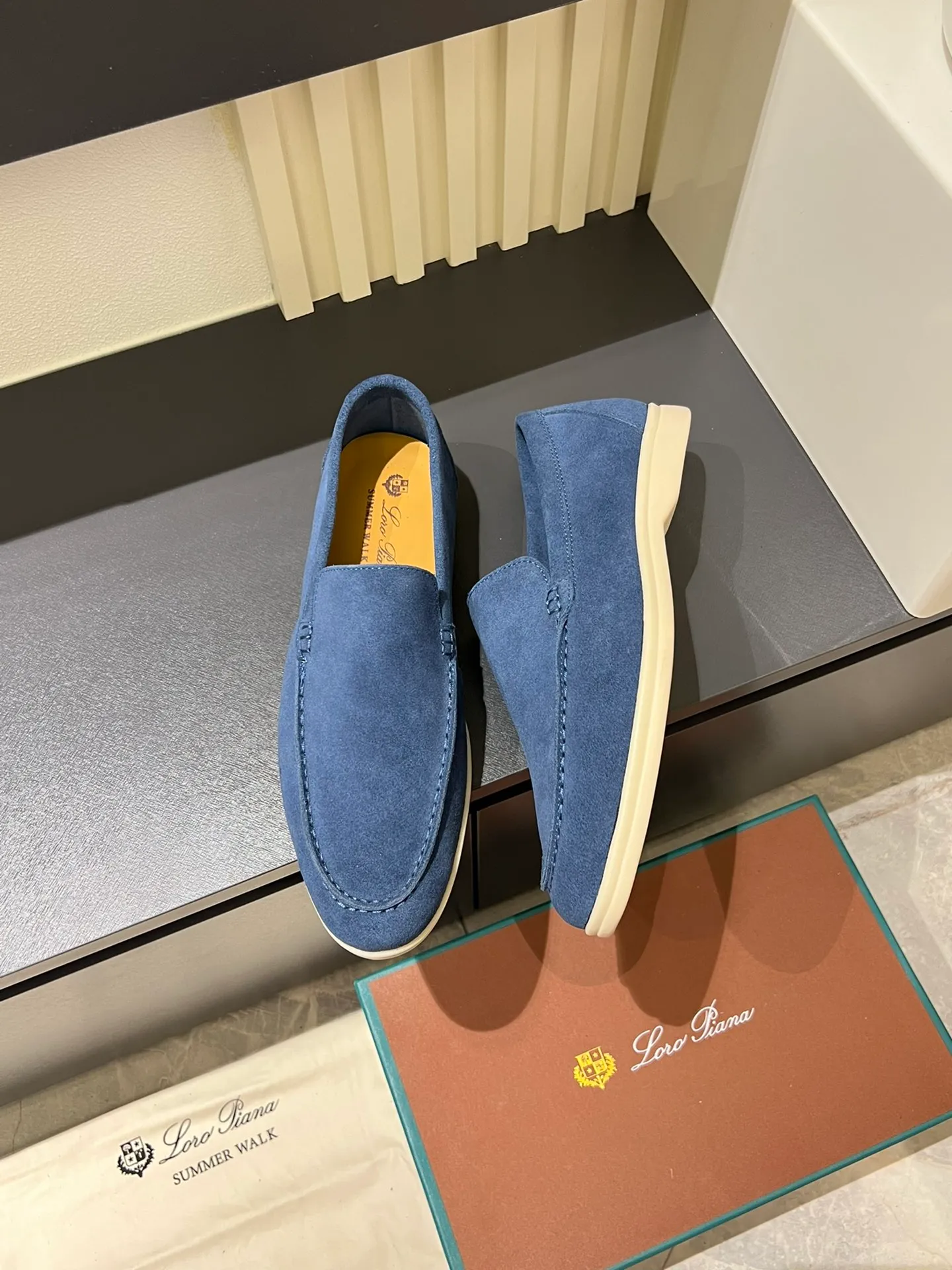 Men's shoes 💰p360 "Loro men's shoes 💰pian'*" Classic L men's shoes for couples 💰p Top version British flat loafers, a must-have item in old money style, the minimalist design is eye-catching and durable, a plus point for dressing The soft foot feel and texture are outstanding. They don’t scratch your feet and are very nice. They are matched with soft and waxy soles. They can be worn daily for a long time without getting tired. They are easy to wear, versatile and classic items, with perfect foot feel and texture! Imported cashmere fabric, the lining is made of imported A-grade water-dyed cow lining, the top version of the genuine leather midsole is sewn with pure handmade mark thread! Size: Female 35-40 (34. Customized) Male 38-44 (45.46. Customized)